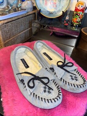EUC FireSide by Dearfoams Gray leather moccasin slippers featuring distinc